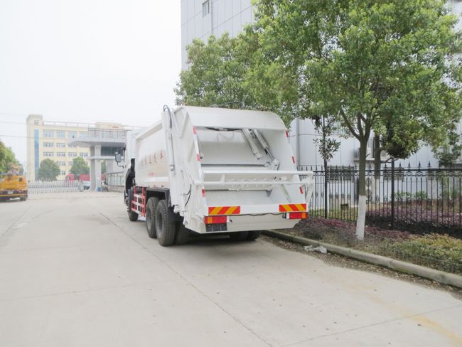 东风后双桥20立方压缩式垃圾车