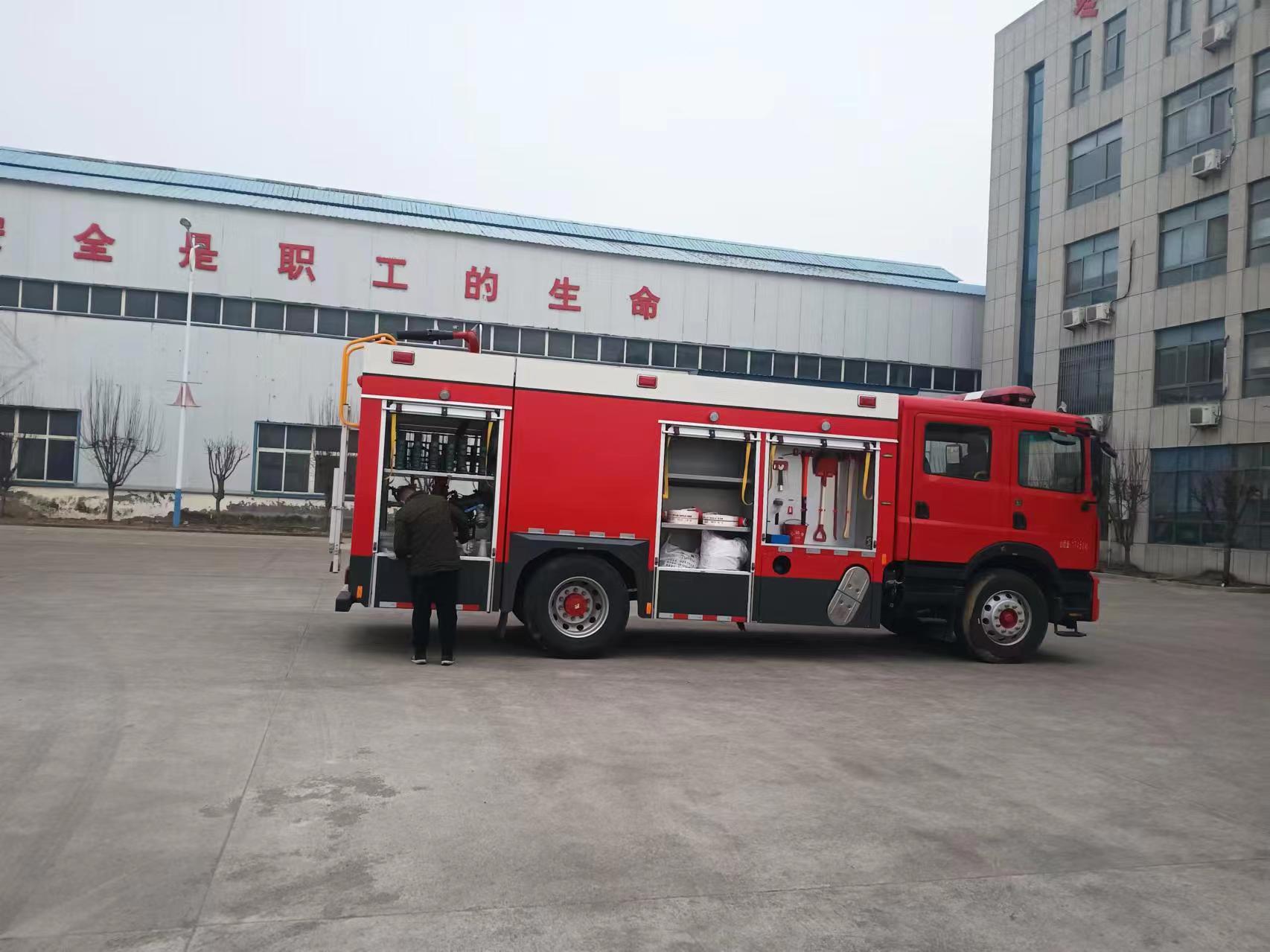 湖北江南东风8吨水罐消防车组成原理及配置与优点有那些？